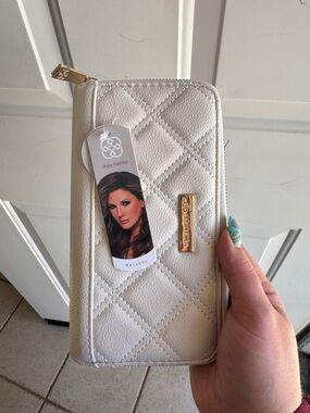 NWT Daisy Fuentes Quilted Zip Wallet - White with Gold Accent